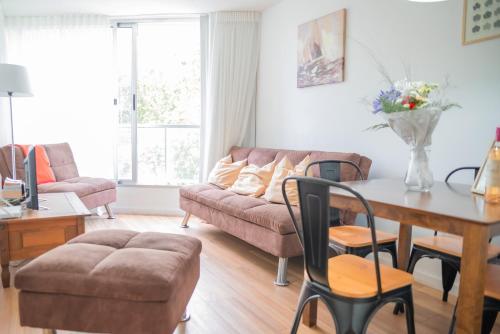 een woonkamer met een tafel en een bank bij Central y Moderno Apto 1 habitación - Lift Gaucho in Montevideo