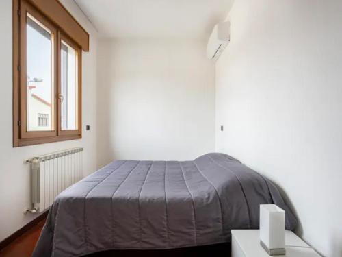 sypialnia z łóżkiem i oknem w obiekcie Casa di Chiara vicino Venezia e Aeroporto VCE w mieście Campalto