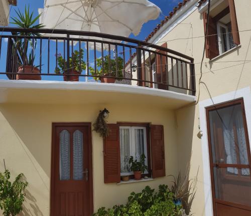 Ein Balkon oder eine Terrasse in der Unterkunft Kalliopi House For 6 - Keros Beach