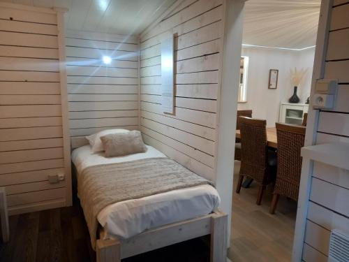 una piccola camera con un piccolo letto di Le chalet du lac a Robertville