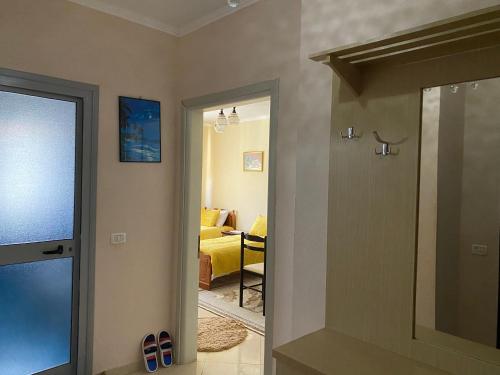 korytarz z drzwiami prowadzącymi do sypialni w obiekcie Apartament pushimi w mieście Pogradec