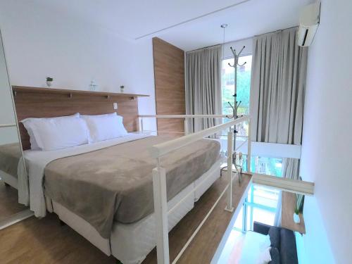- une chambre avec un grand lit et une grande fenêtre dans l'établissement Maximus Luxury NYC Berrini II, à São Paulo
