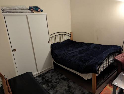 - une petite chambre avec un lit et une armoire dans l'établissement Feel Like Your Home, à Hastings