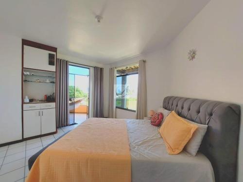 um quarto com uma cama com um sofá e uma cozinha em Casa vista mar em Aracaju