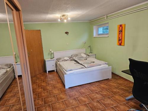 una camera con un letto in una stanza con pareti verdi di Ubytování na kopečku a Beroun