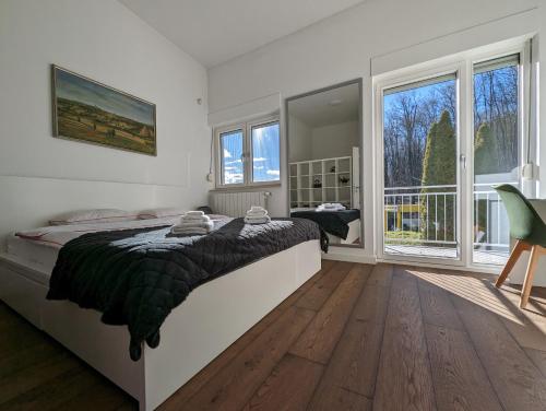 um quarto com 2 camas e uma grande janela em Quaint Zagreb Townhome w Forest View em Zagreb