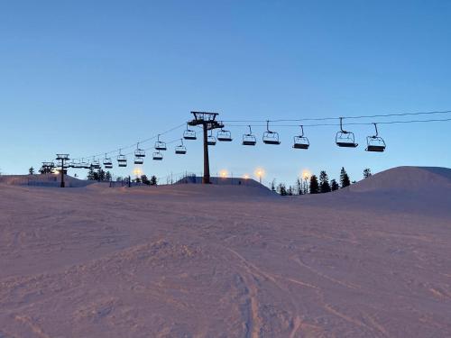 a ski lift going up a snow covered slope at Tahkon mökki in Tahkovuori