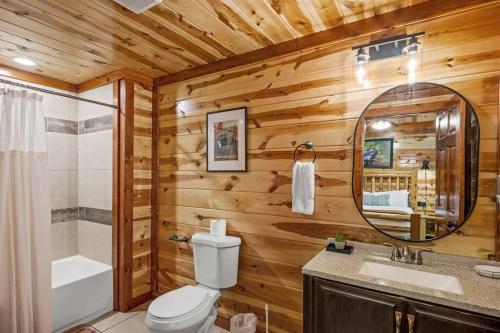 Ένα μπάνιο στο Grizzly Bears Resort - Large Luxury Cabin with Indoor Pool, Hot Tub, Theater, King Beds, Sleeps 16 in heart of Pigeon Forge