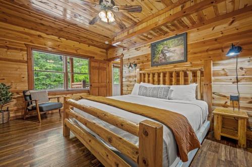 Ένα ή περισσότερα κρεβάτια σε δωμάτιο στο Grizzly Bears Resort - Large Luxury Cabin with Indoor Pool, Hot Tub, Theater, King Beds, Sleeps 16 in heart of Pigeon Forge