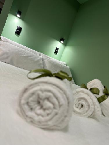 sypialnia z białym łóżkiem i białymi poduszkami w obiekcie Olive-Luxury apartment in agrinio w mieście Agrinio