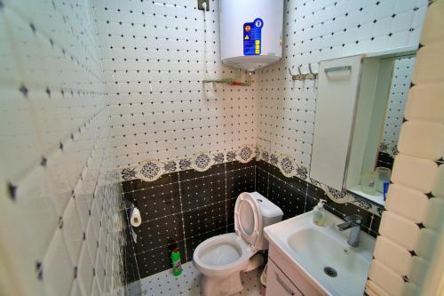 Ένα μπάνιο στο Family 3-room apartment