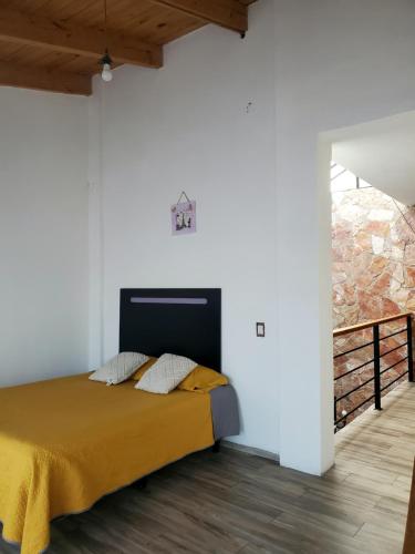Pénjamo的住宿－Mini casa San José，一间白色客房内的床铺卧室