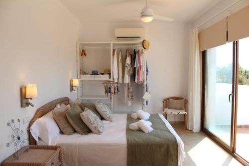 サン・リョレンツ・デ・バラフィアにあるCasa Serena con piscina y jardínのテディベアのベッドがある寝室