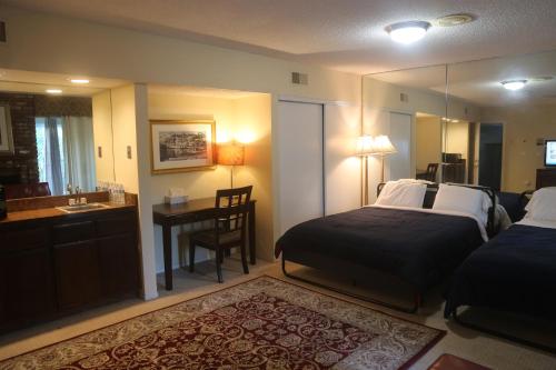 Habitación de hotel con 2 camas y baño en Bed and Breakfast in Hollywood Hills, en Los Ángeles