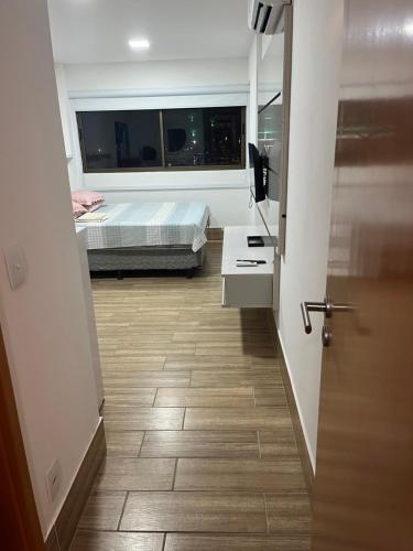 um quarto com uma cama, uma janela e uma porta em Polinésia Resort - Luxuoso Beira Mar Muro Alto - Porto de Galinhas - ANunes em Porto de Galinhas