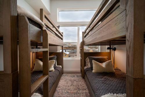 Ce dortoir comprend 2 lits superposés et une fenêtre. dans l'établissement Modern Mountain Escape, à Morgan