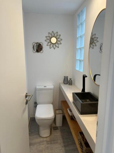 ein Badezimmer mit Toilette und Waschbecken in der Unterkunft Casa de playa y sol in Monte Hermoso