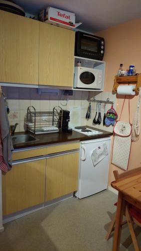 une cuisine avec un évier et un lave-vaisselle dans l'établissement Appartement au pied de la Crémaillère Express, à Luchon