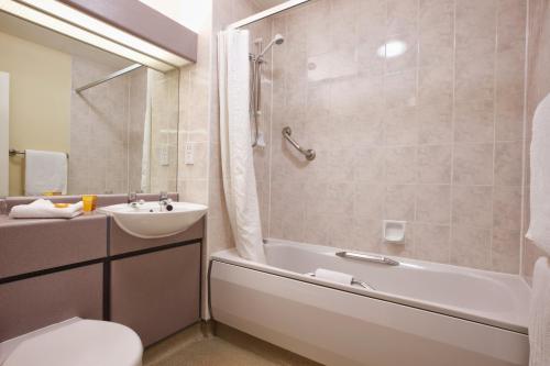 Ванна кімната в Derby Station Hotel, Sure Hotel Collection by Best Western
