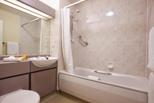 A bathroom at Derby Station Hotel, Sure Hotel Collection by Best Western 