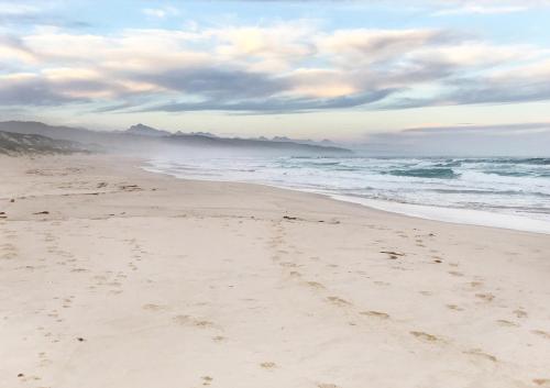impronte di piedi sulla sabbia della spiaggia di Chalet 40 Plettenberg Bay A tranquil location with beach access in large grounds ideal for families a Plettenberg Bay
