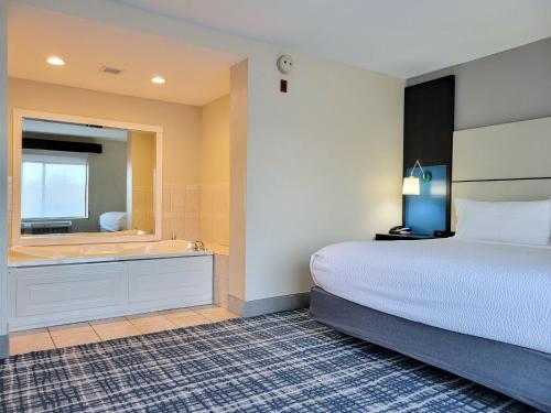 Ένα ή περισσότερα κρεβάτια σε δωμάτιο στο Holiday Inn - Belcamp - Aberdeen Area by IHG