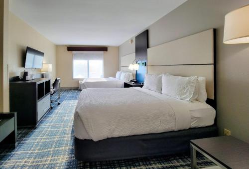 Ένα ή περισσότερα κρεβάτια σε δωμάτιο στο Holiday Inn - Belcamp - Aberdeen Area by IHG