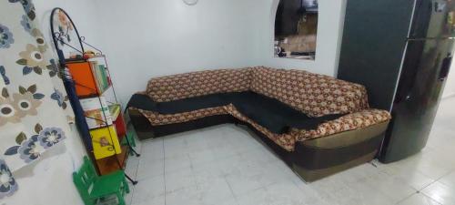 a couch in a corner of a room at CASA VIOLETAS a 20 minutos de aeropuerto AIFA in Mexico City