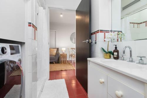 A kitchen or kitchenette at City Lights at the Hill - Newcastle Panoramas