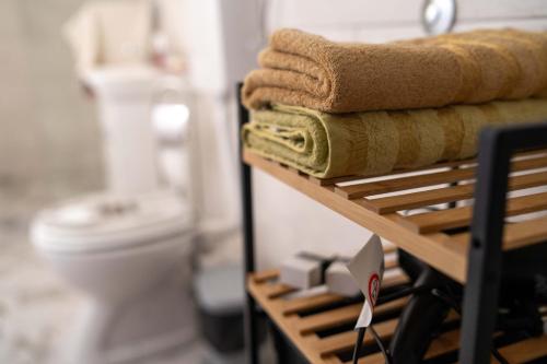 einen Haufen Handtücher auf einem Regal im Bad in der Unterkunft Brvnara Aurora Vista sa bazenom in Velika Remeta
