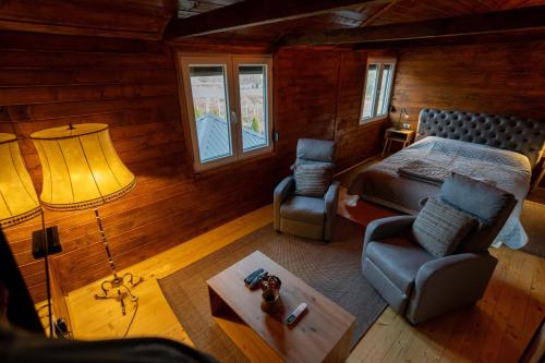einen Blick über ein Schlafzimmer mit einem Bett und einem Stuhl in der Unterkunft Brvnara Aurora Vista sa bazenom in Velika Remeta