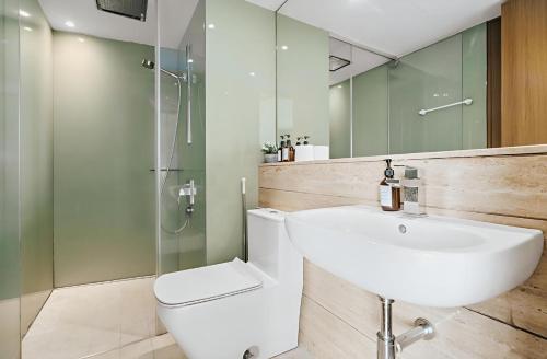 クアラルンプールにあるVortex Hotel Suites KLCC At Kuala Lumpur City Centerのトイレ、洗面台、シャワー付きのバスルーム