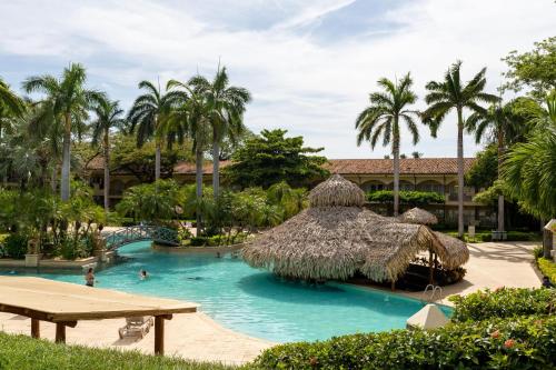 Bazén v ubytování Matapalo 205- 2 Bedroom Condo At Tamarindo nebo v jeho okolí