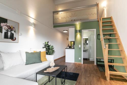 布里恩茨的住宿－Spirit Apartments Suites，带沙发和高架床的客厅