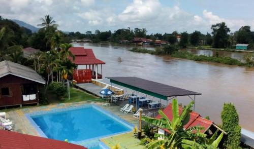 una imagen de un río con una casa y una piscina en Pan guest house en Ban Donsôm