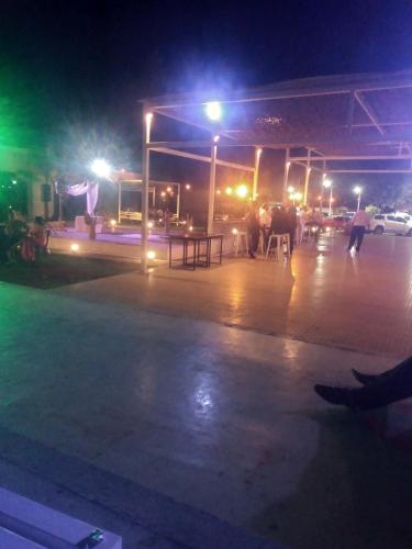 een tankstation 's nachts met mensen buiten bij La celebración in Francisco Álvarez
