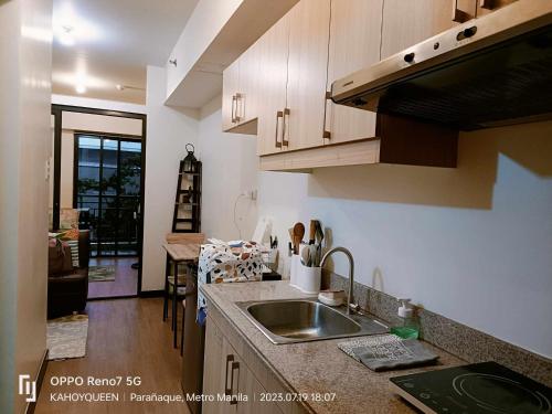 cocina con fregadero y encimera en Junior Suite 1 bedroom Resort type Condo Near Naia, en Manila