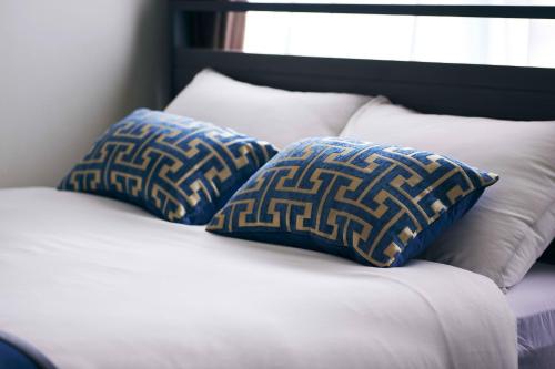 Katil atau katil-katil dalam bilik di Est house KAMEARI -Entire Tokyo House with Direct Bus Access to Airport and Disney in a Peaceful Local Neighborhood with 24 Hour Shops and Dining Options-