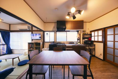 Televisyen dan/atau pusat hiburan di Est house KAMEARI -Entire Tokyo House with Direct Bus Access to Airport and Disney in a Peaceful Local Neighborhood with 24 Hour Shops and Dining Options-