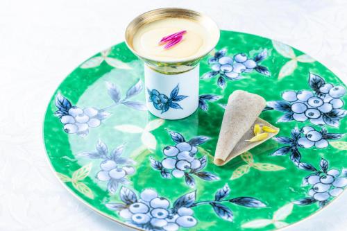 a plate with a candle and a sandwich on it at glampark ACONCAGUA RESORTS in Minami Aso