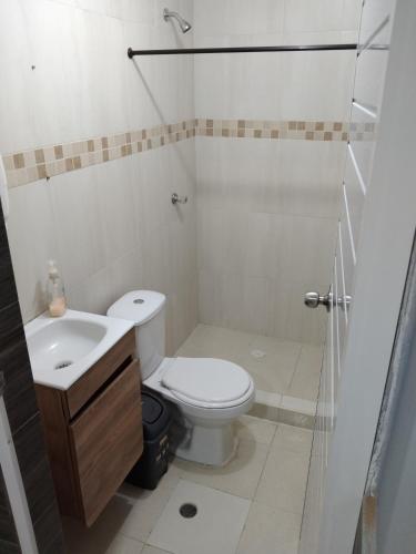uma casa de banho com um WC, um lavatório e um chuveiro em SANTA MARTA - RIASCOS em Santa Marta