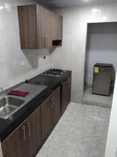 uma cozinha vazia com um lavatório e um fogão em SANTA MARTA - RIASCOS em Santa Marta