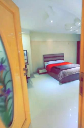 1 dormitorio con 1 cama y puerta abierta en ع النيل ، المهندسين, en El Cairo