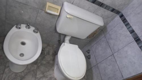 La salle de bains est pourvue de toilettes blanches et d'un bidet. dans l'établissement Los 3 ases, à Olavarría