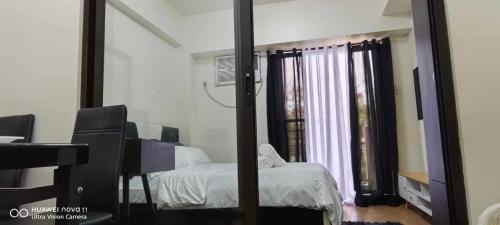 Een bed of bedden in een kamer bij Elegant 1 bedroom Deluxe Suite Near NAIA