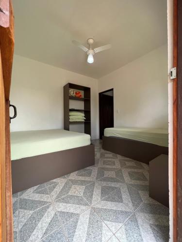 a bedroom with two beds and a ceiling at Espaço Ranchão com Piscina em São Pedro - SP in São Pedro