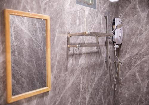 Ba RiaにあるLUA Farmstayのバスルーム(シャワー付)の壁に鏡