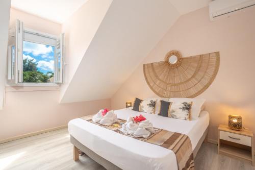 um quarto com uma cama com dois cisnes em Villa Kay Lakansiel, magnifique cocon familial avec piscine em Le Vauclin