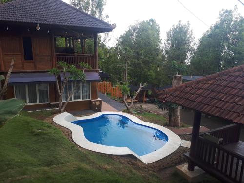 una pequeña piscina en el patio de una casa en NK Villa Syariah And Cafe Prigen en Pasuruan