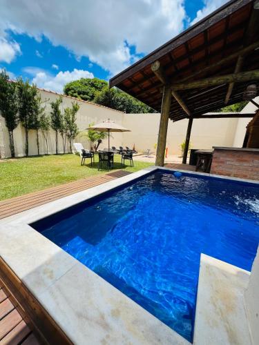a swimming pool in a yard with a patio at Espaço Ranchão com Piscina em São Pedro - SP in São Pedro